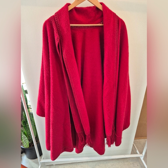 Alpaca Wool Cape In Red, Made In Peru - Picture 7 of 8